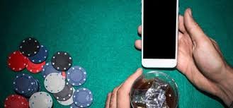 Dealer profesional di live casino api55 yang menyediakan permainan blackjack dan roulette
